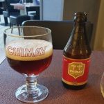 Bierglas und -flasche Chimay rouge