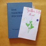 Kochbuch "Das elektrische Kochen" und ein gemalter Zettel