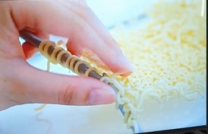 Cynthia Delaney Suwito strickt mit Nudeln